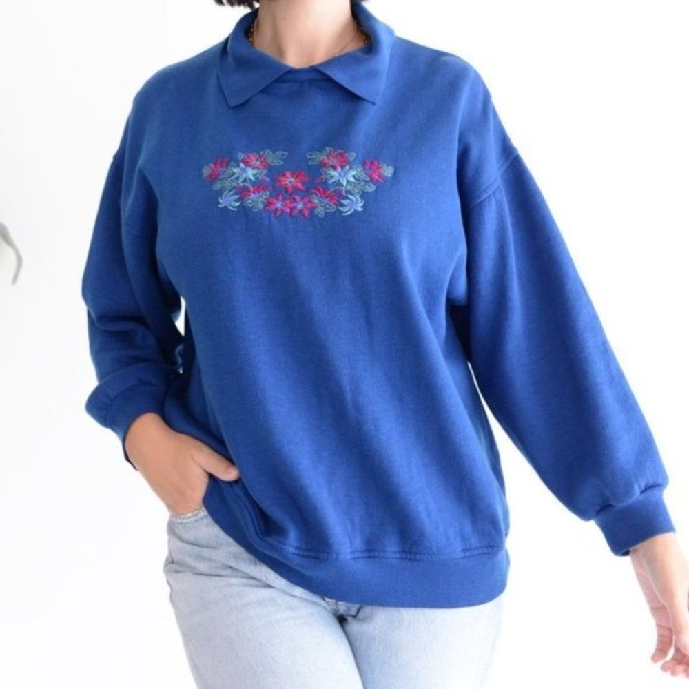 Vintage Essentials Needs  Blue Floral Design Grandmacore Long Sleeve Sweater